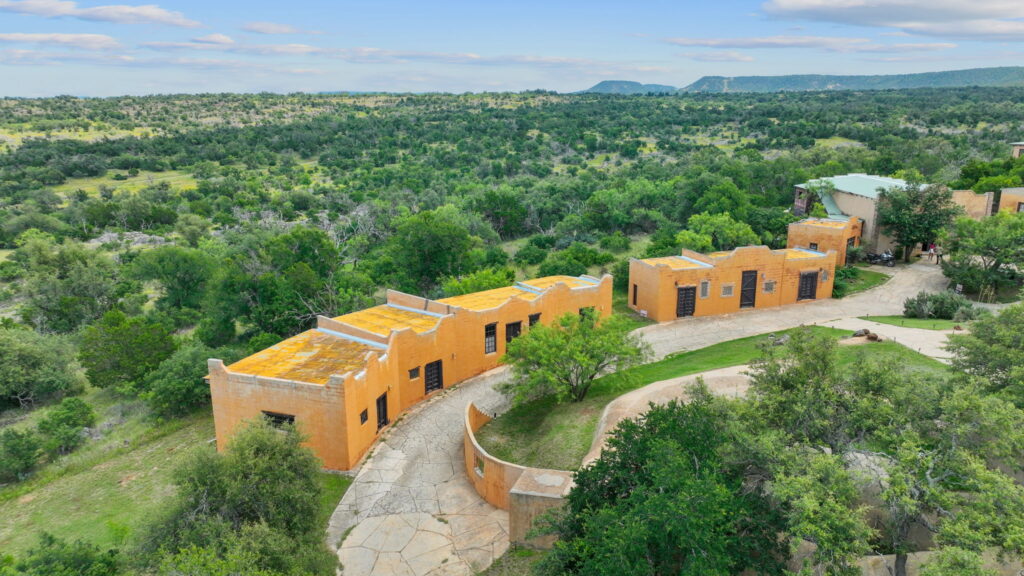 Gallery Trois Estate